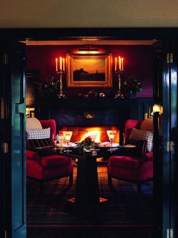 Gemütliche Lounge mit Kamin und gedämpftem Licht