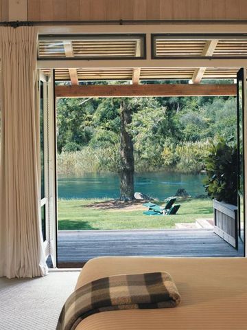 Aussicht aufs Wasser von einem Schlafzimmer mit offenem Deck