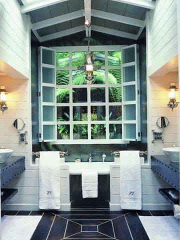 Elegantes Badezimmer mit großer Fensterfront und Gartenblick