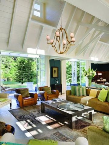 Lichtdurchflutete Lounge mit modernen Möbeln und Blick ins Grüne