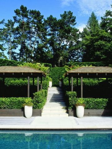 Pool mit umgebenden Pavillons und üppiger Vegetation