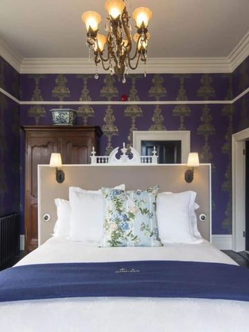 Elegantes Hotelzimmer mit opulentem Dekor und luxuriösem Bett