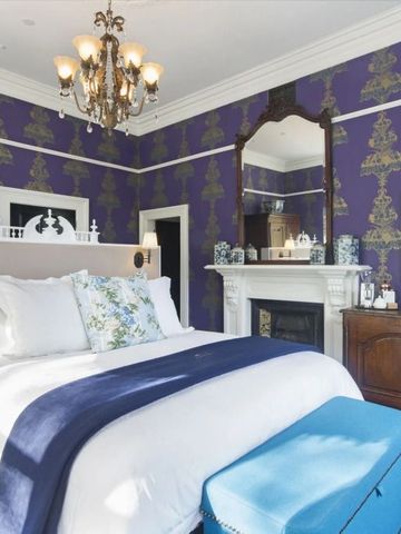 Elegantes Hotelzimmer mit Kamin und blauer Dekoration