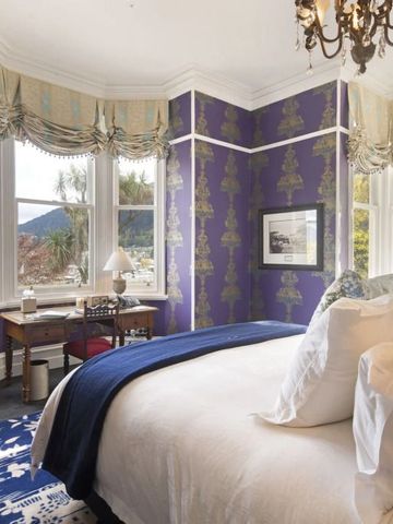 Charmantes Zimmer mit großem Bett, Schreibtisch und Panoramafenster mit Ausblick