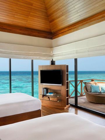 Zimmer mit Panoramafenstern und Blick auf das Meer im Huvafen Fushi Maldives