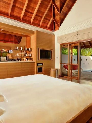 Geräumiges Schlafzimmer mit privatem Poolblick im Huvafen Fushi Maldives