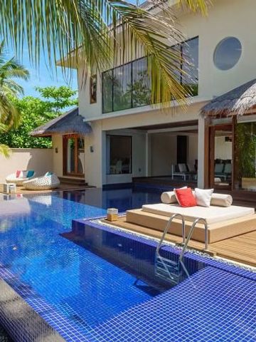 Luxuriöse Villa mit Infinity-Pool und eleganten Sonnenliegen