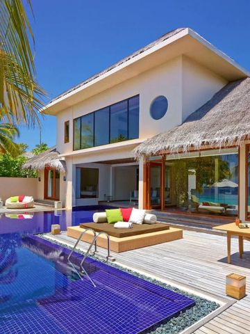 Moderne Villa mit Pool und komfortabler Terrasse unter Palmen