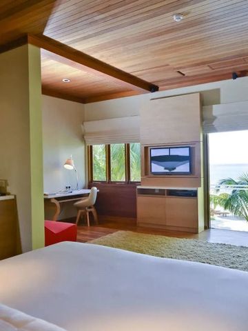 Geräumiges Schlafzimmer mit Meerblick und eleganter Einrichtung