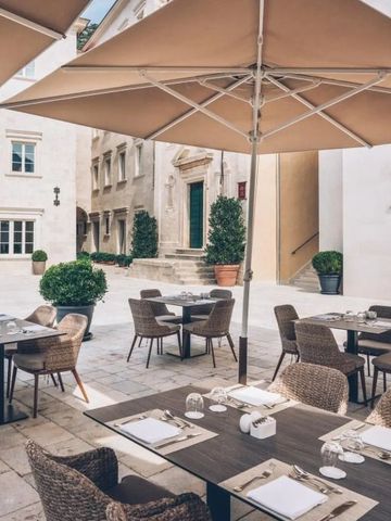 Elegante Außenterrasse eines Restaurants mit Sonnenschirmen