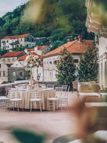 Romantische Terrasse mit gedecktem Tisch und Blick auf Altstadt
