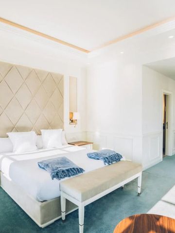 Helles Hotelzimmer mit großem Doppelbett und elegantem Dekor