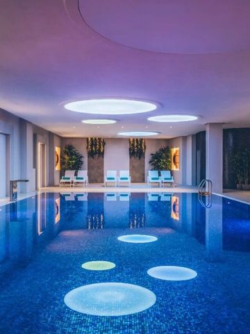 Ruhiges Hallenbad mit stimmungsvoller Beleuchtung