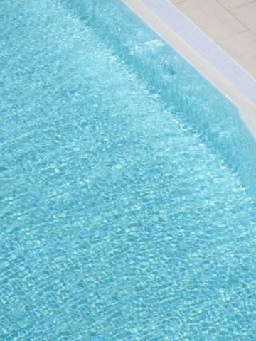Klares blaues Wasser eines luxuriösen Hotelpools