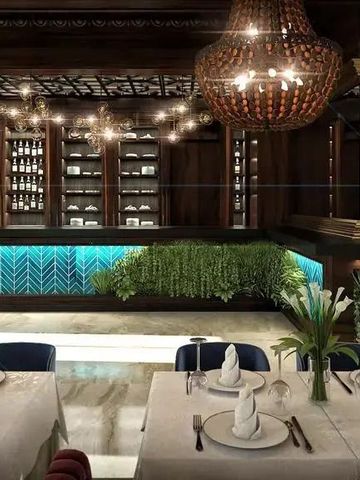 Elegantes Restaurant mit luxuriösen Dekorationen und gedeckten Tischen