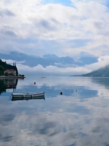 Malerisches Panorama des Kotor-Bucht mit Boot auf ruhigem Wasser