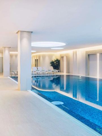 Eleganter Innenpool des Heritage Grand Perast Hotels umgeben von Liegestühlen