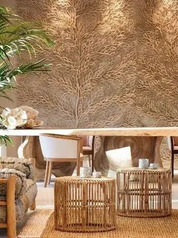 Eleganter Lounge-Bereich mit Holztisch und dekorativen Rattanmöbeln