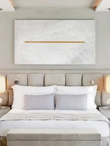 Modernes Hotelzimmer mit einem großen Bett und stilvoller Beleuchtung