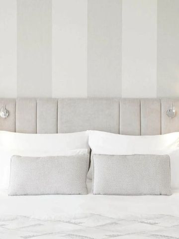 Geräumiges Zimmer mit einem großen gemütlichen Bett und eleganter Dekoration