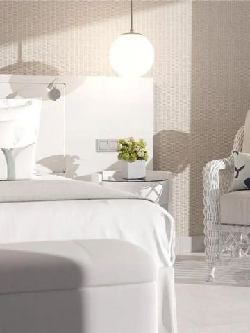 Helles und modernes Schlafzimmer mit minimalistischer Einrichtung