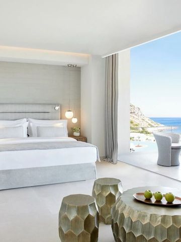 Luxuriöses Hotelzimmer mit Meerblick und modernen Einrichtungselementen