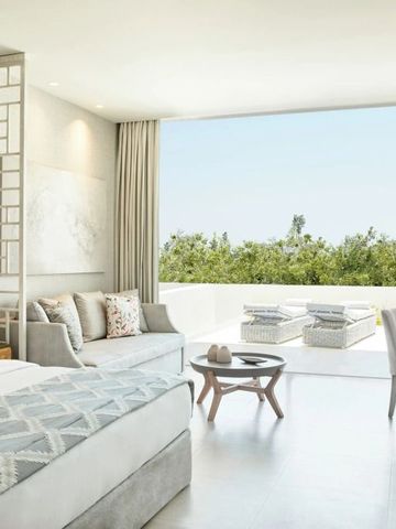 Helles Hotelzimmer mit großem Balkon und natürlichem Ausblick