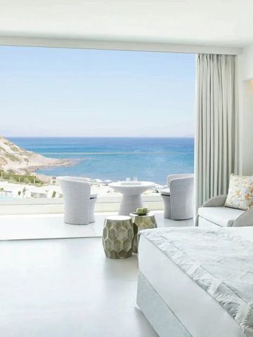 Vom Hotelzimmer aus Blick auf das blaue Meer und die Küstenlinie