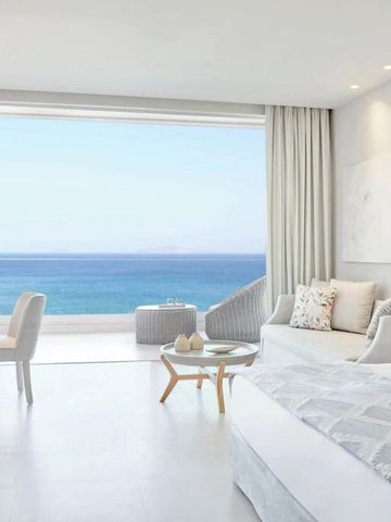 Helles Zimmer mit Meerblick und eleganter Einrichtung im IKOS Aria Hotel