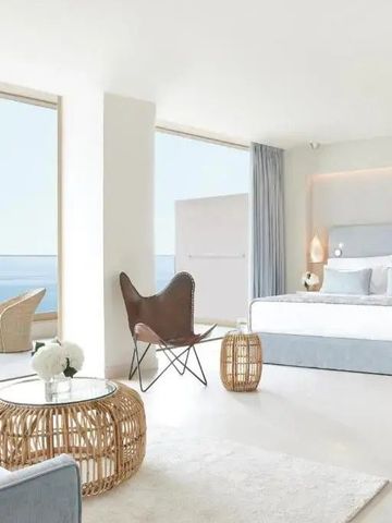 Helles Zimmer mit Meerblick und stilvoller Einrichtung.
