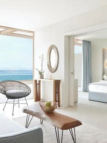 Modernes Wohnbereich mit Blick auf das Meer und minimalistischer Dekoration.