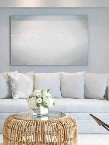 Gemütliche Lounge mit elegantem Sofa, Kunstwerk und sanfter Beleuchtung