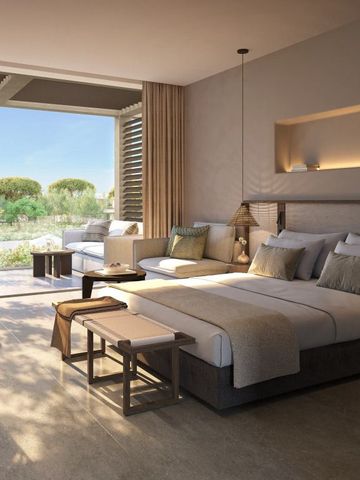 Geräumiges Hotelzimmer mit großem Bett, Sitzecke und Blick auf Garten