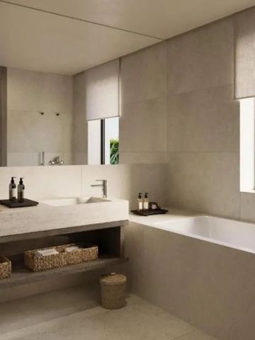 Modernes Badezimmer mit großer Badewanne und natürlichem Licht.