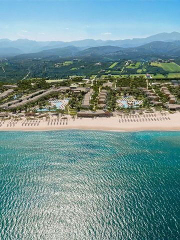 Luftaufnahme des IKOS Kissamos Resorts an einem malerischen Strand