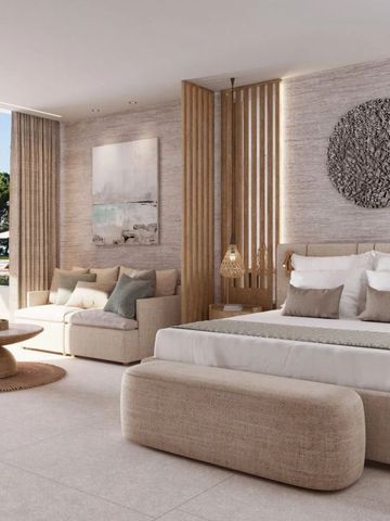 Luxuriöses Hotelzimmer mit eleganter Sitzecke und Poolblick durch offene Fenster.