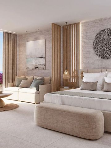 Modernes Hotelzimmer mit gemütlichem Sofa und blühenden Pflanzen auf dem Balkon.