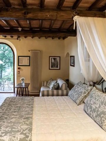 Gemütliches Schlafzimmer in rustikalem Stil mit offener Tür zur privaten Terrasse