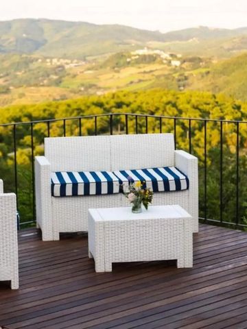 Terrasse mit bequemen Sitzecken und Panoramablick auf toskanische Hügel