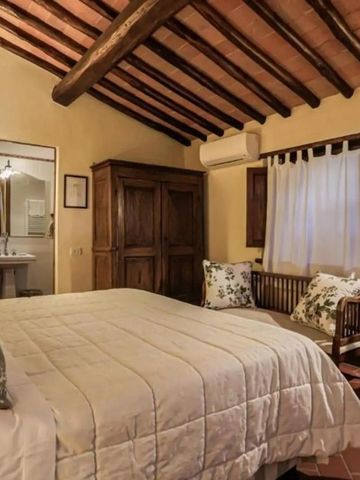 Elegantes Zimmer mit offenem Blick ins Badezimmer und Holzvertäfelung