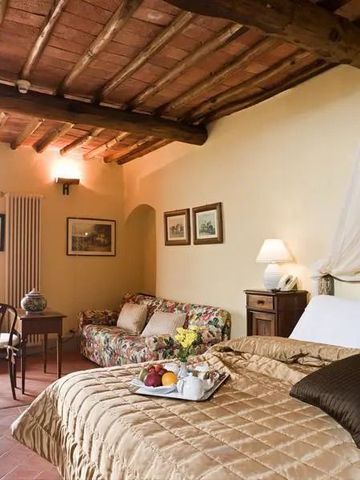 Gemütliches Zimmer mit Holzbalkendecke und stilvollen Möbeln