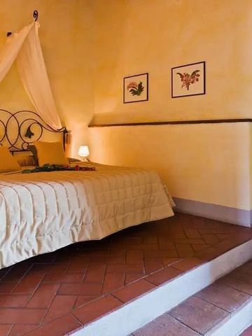 Schlafzimmer mit erhöhtem Bettbereich und dekorativen Akzenten