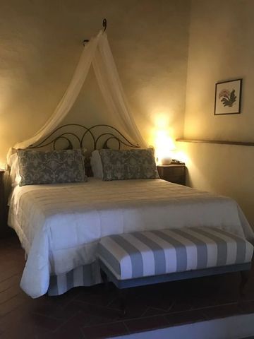 Gemütliches Schlafzimmer mit Doppelbett und dezenter Beleuchtung im rustikalen Stil