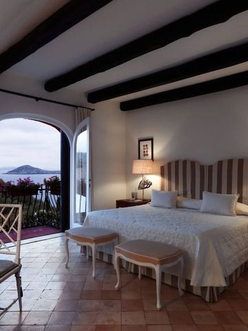 Zimmer mit dunklen Holzbalken und Meerblick im Hotel Il Pellicano