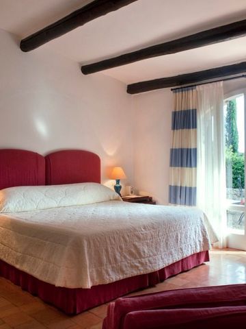 Komfortables Zimmer mit roten Akzenten und Zugang zu einer Terrasse