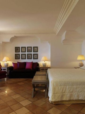 Geräumiges Doppelzimmer mit eleganter Einrichtung und warmem Licht