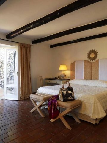 Helles Schlafzimmer mit Zugang zur privaten Terrasse und stilvoller Dekoration