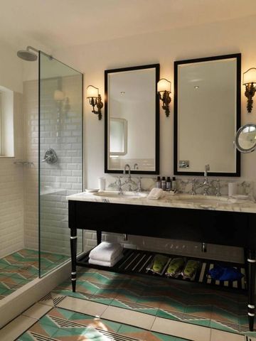 Modernes Badezimmer mit großer Dusche und edler Ausstattung