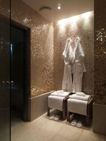 Luxuriöse Spa-Umgebung mit weißen Bademänteln im Il Pellicano