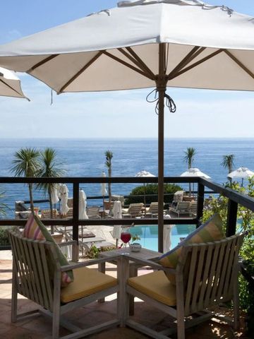 Terrasse mit Blick auf das Meer und Pool im Hotel Il Pellicano